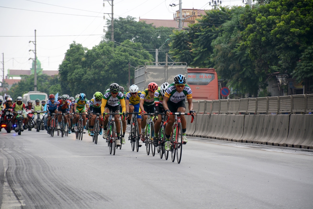 Tốp đua đầu tiên trên đường qua thành phố Tam Điệp.